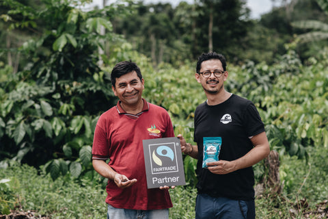 Antonio Carlos von der Kooperative in Brasilien und koawach Gründer Daniel mit einer Fairtrade Zertifizierung in der Hand