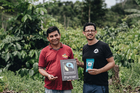 Antonio Carlos von der Kooperative in Brasilien und koawach Gründer Daniel mit einer Fairtrade Zertifizierung in der Hand