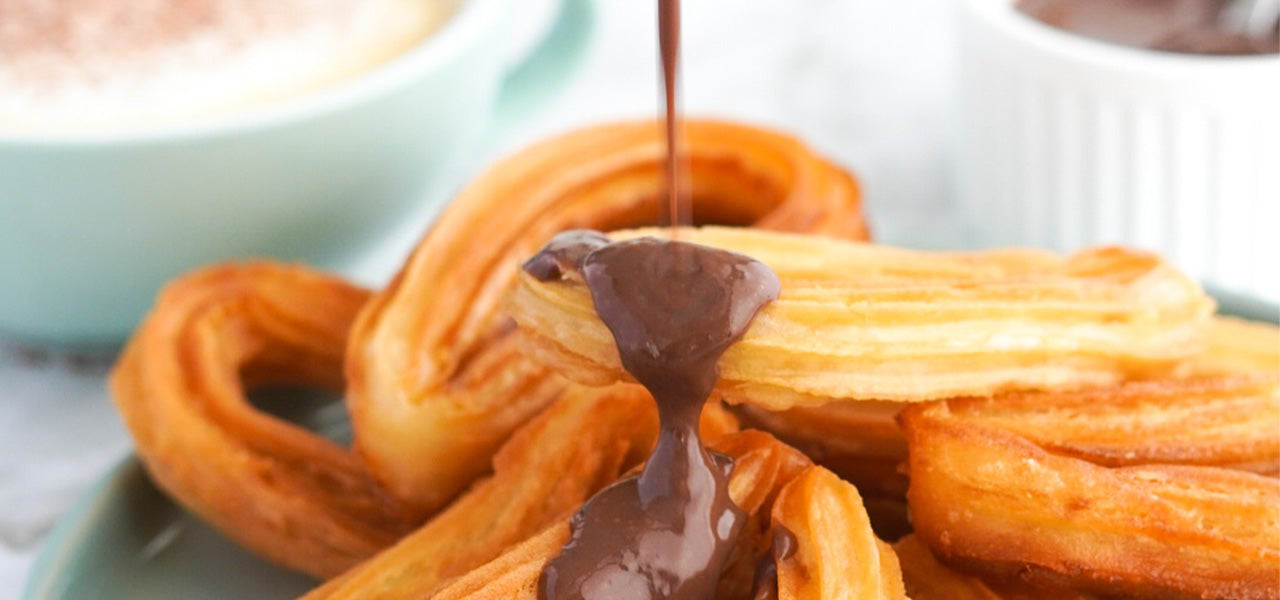 Churros mit Schokoladensauce und gesalzener Karamellsauce Churros mit Schokoladensauce und gesalzener Karamellsauce