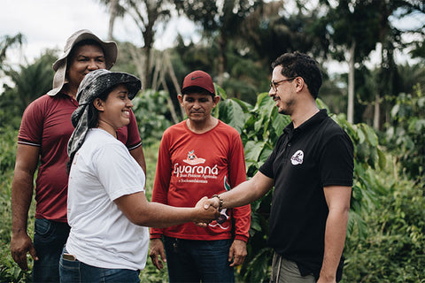 Geschäftsführer Daniel Duarte schüttelt einer Mitarbeiterin der Kooperative in Brasilien die Hand